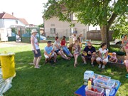 Společné odpoledne rodičů a dětí - natírání popelnic